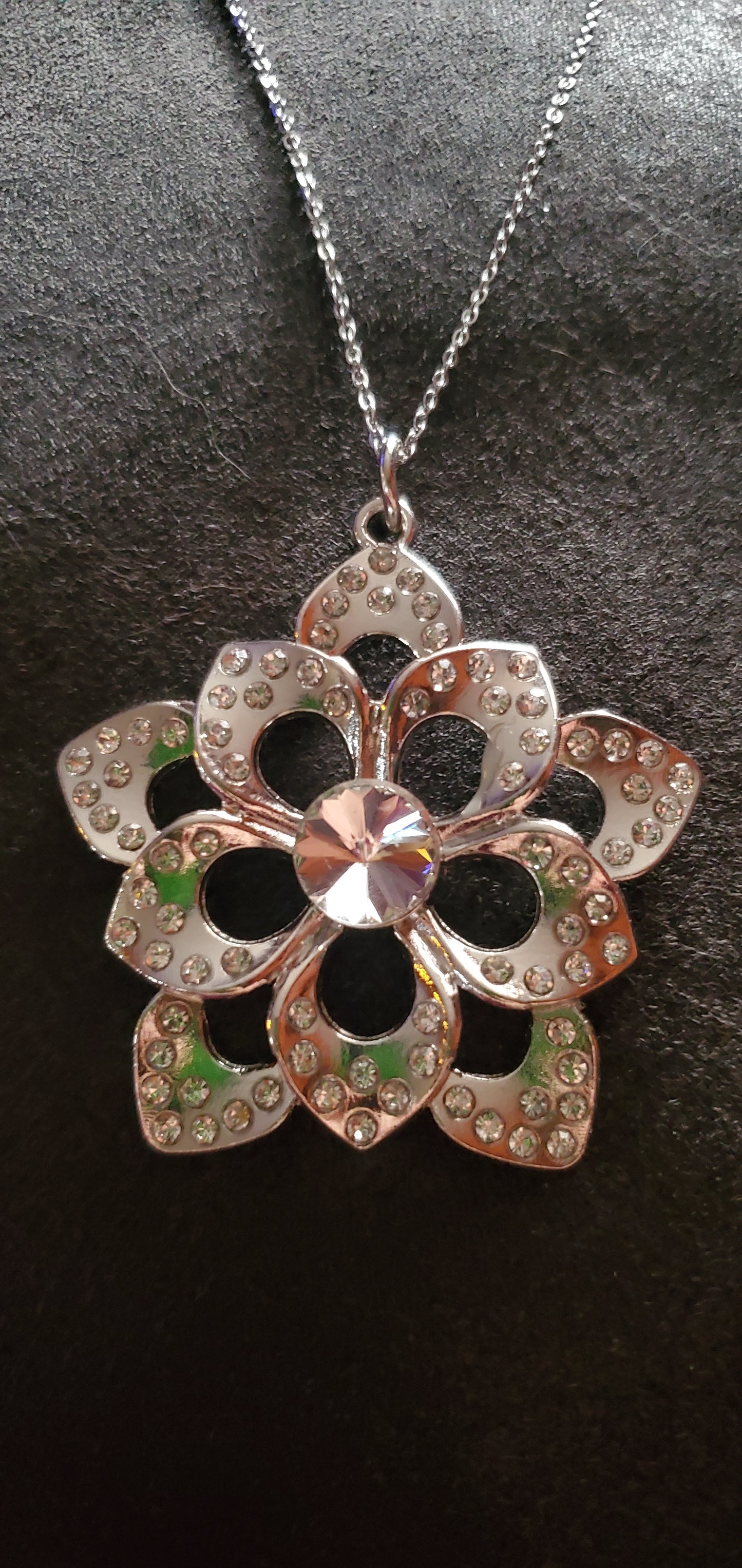 Whiten rhinestone flower short necklace