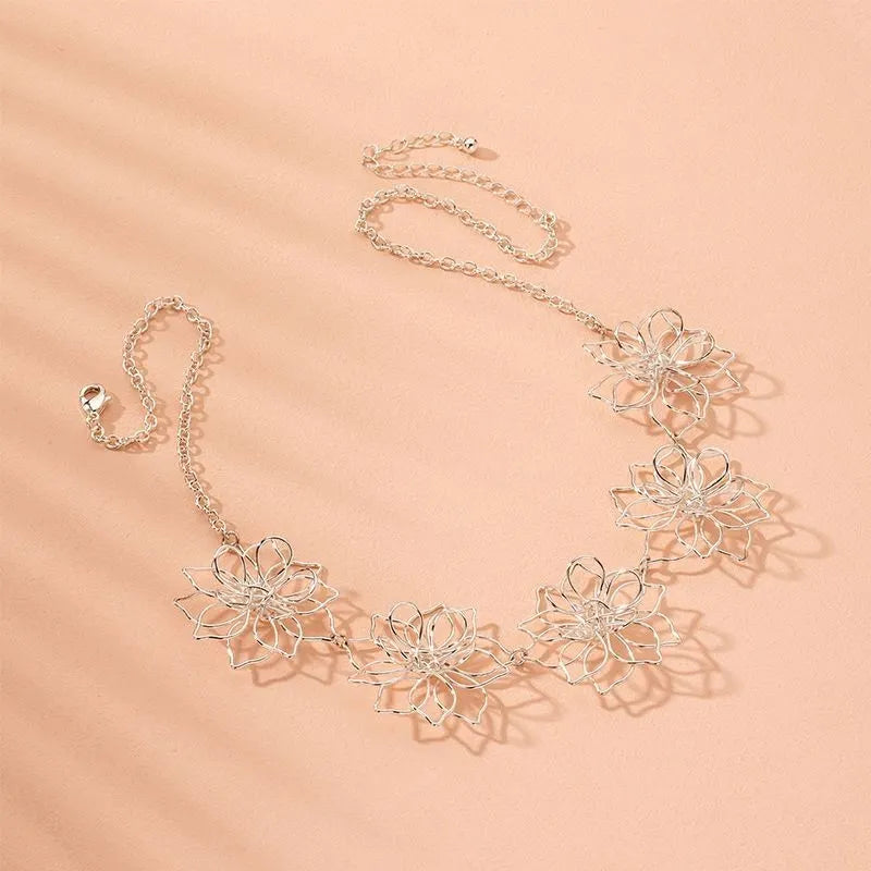 A bust of flowers short necklace 0590