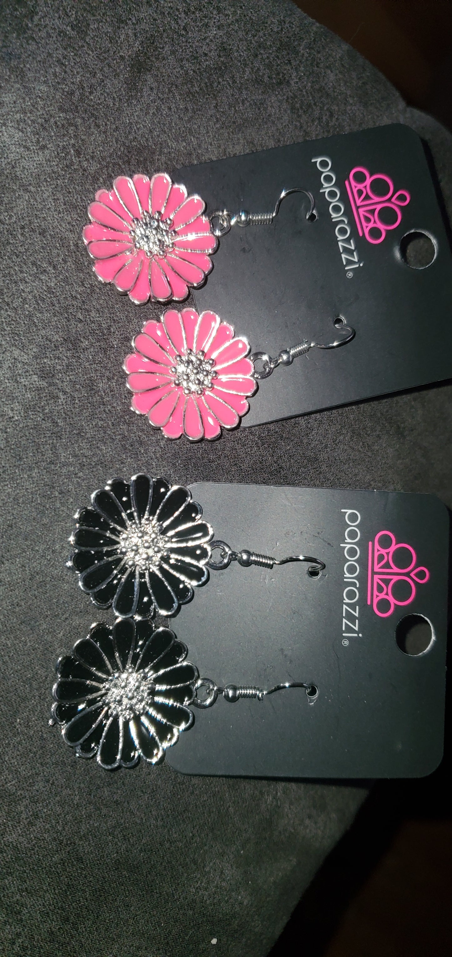 popping that bloom flower Papa earrings black pink