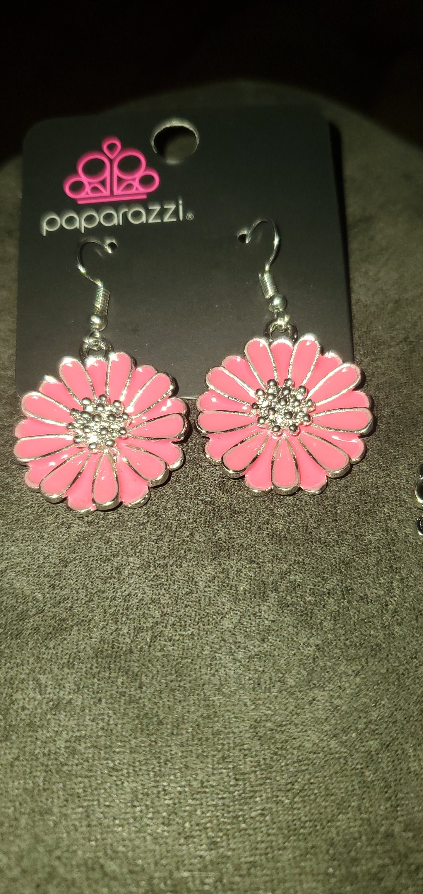 popping that bloom flower Papa earrings black pink