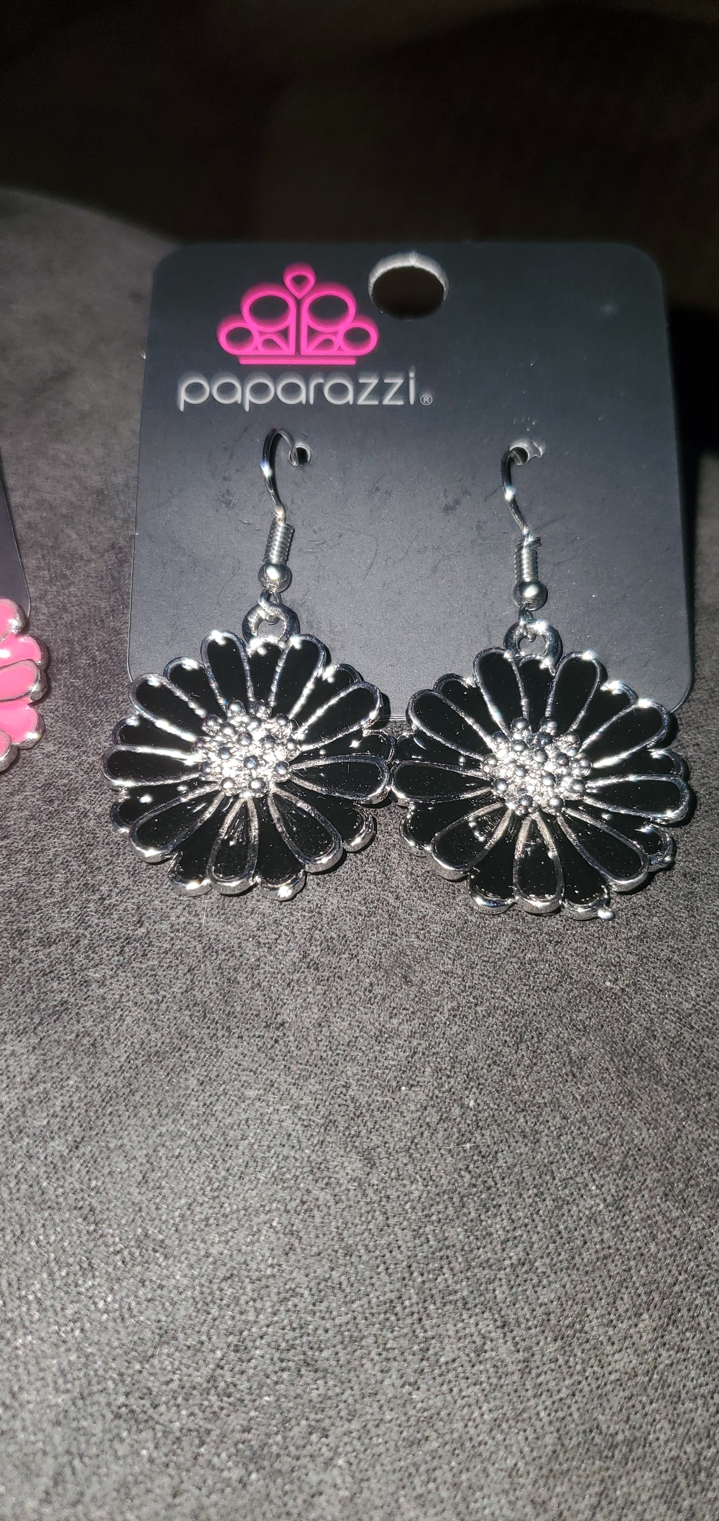 popping that bloom flower Papa earrings black pink