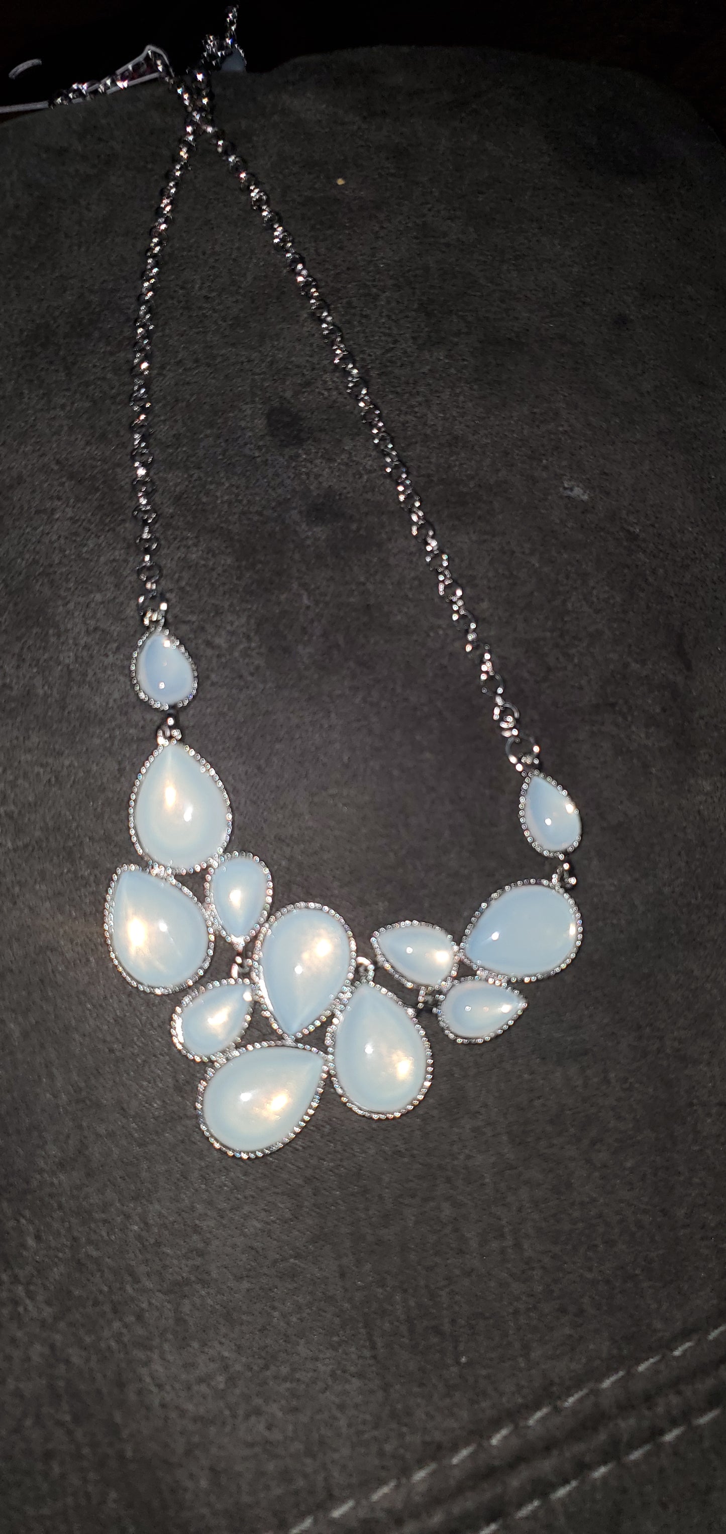 White glow short necklace