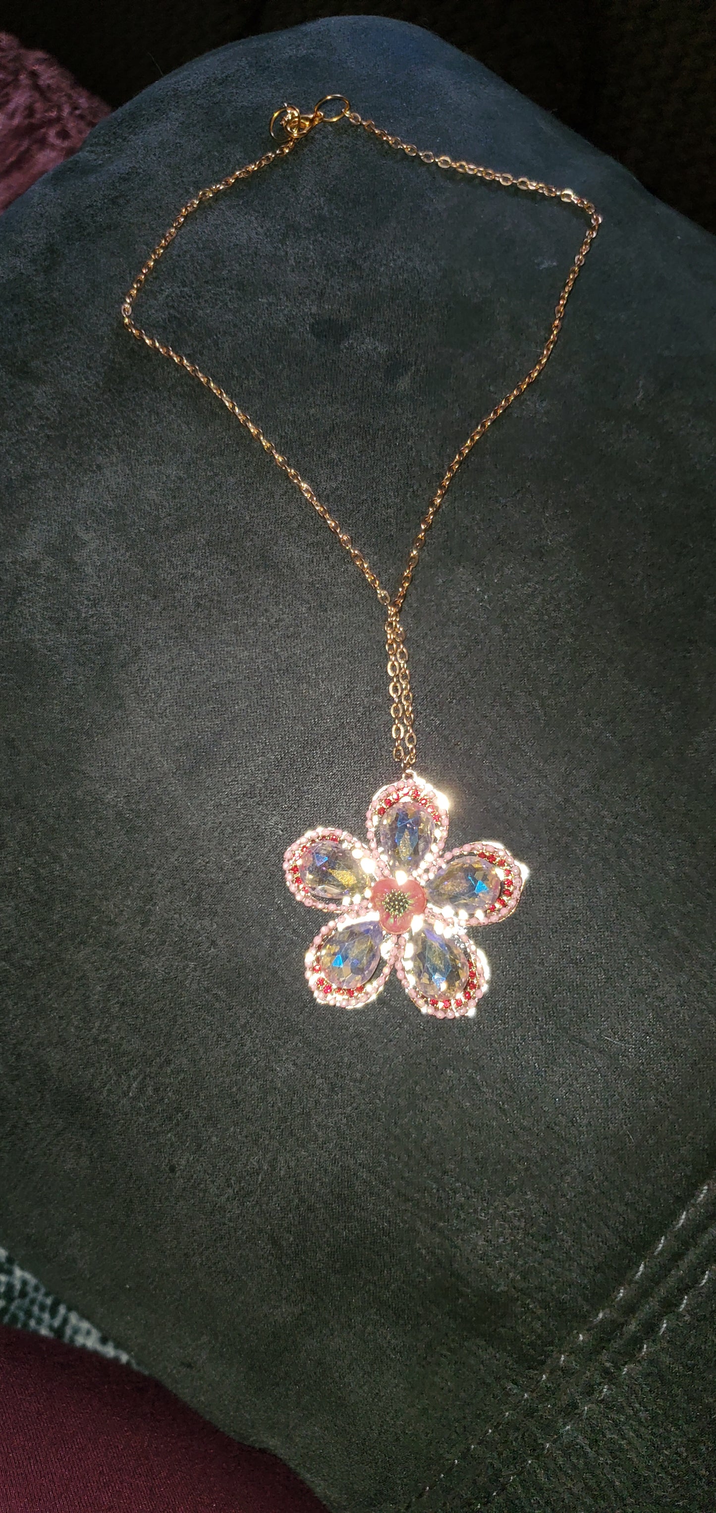 iridescent Flower short necklace