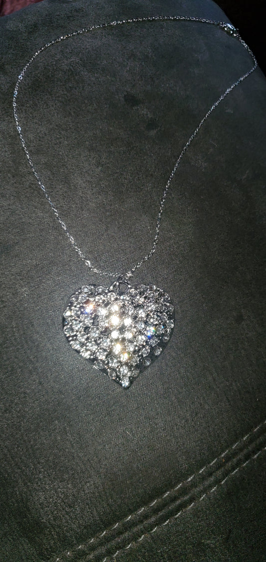 Puff white heart short necklace