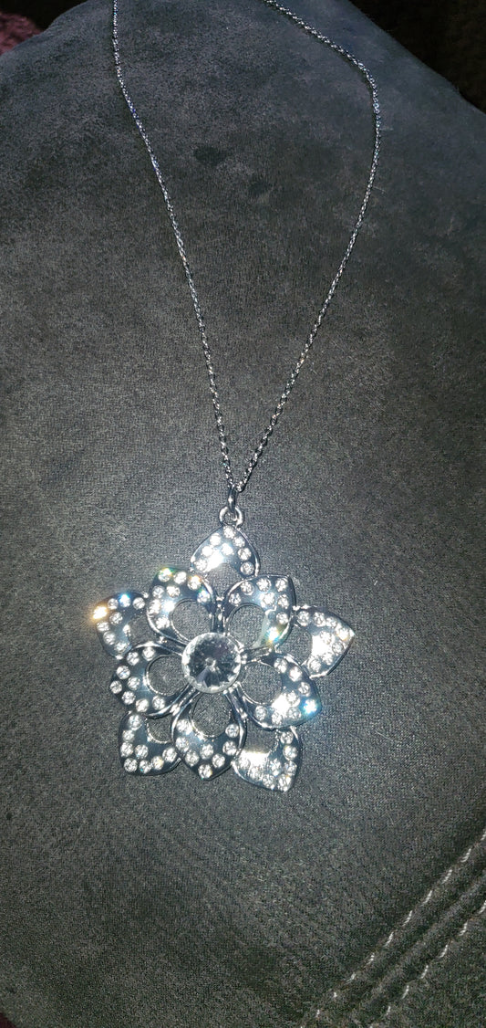 Whiten rhinestone flower short necklace