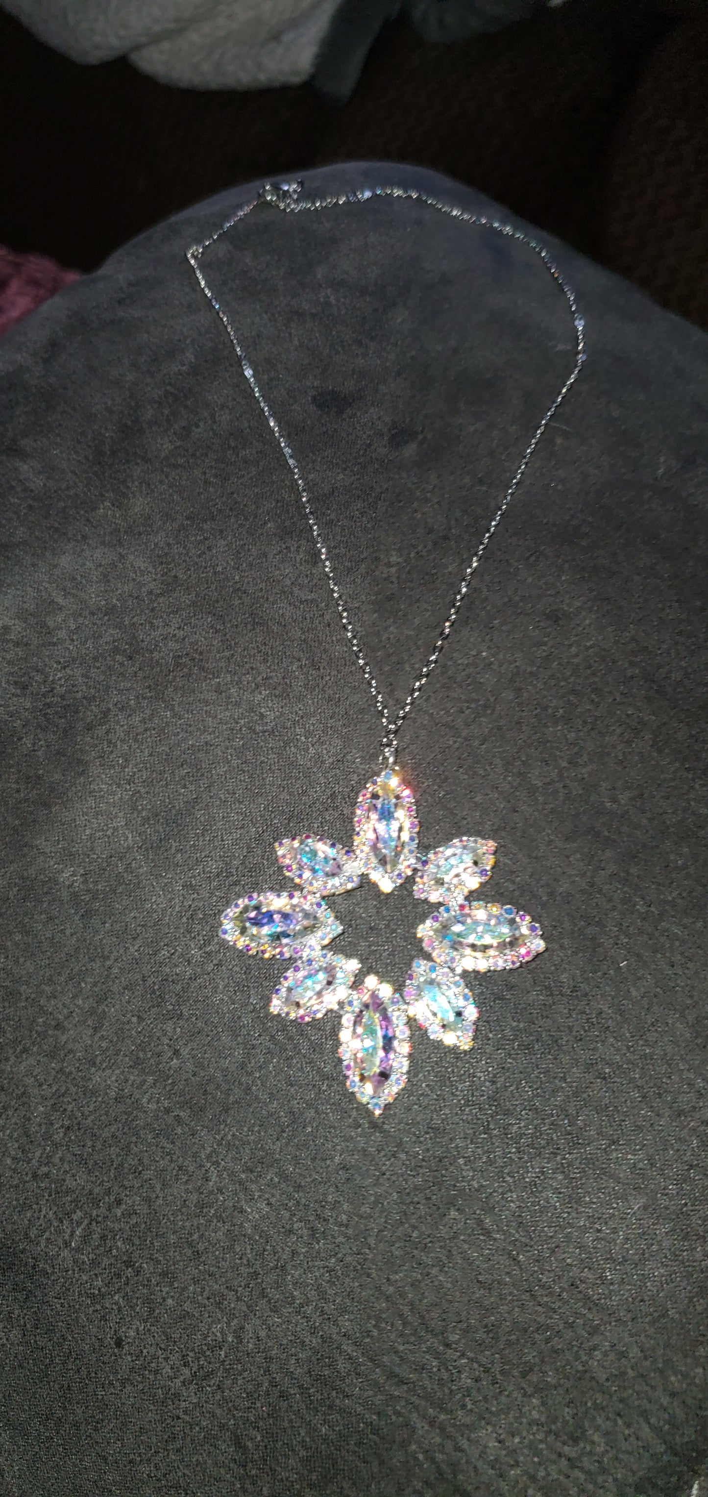 My iridescent star short necklace