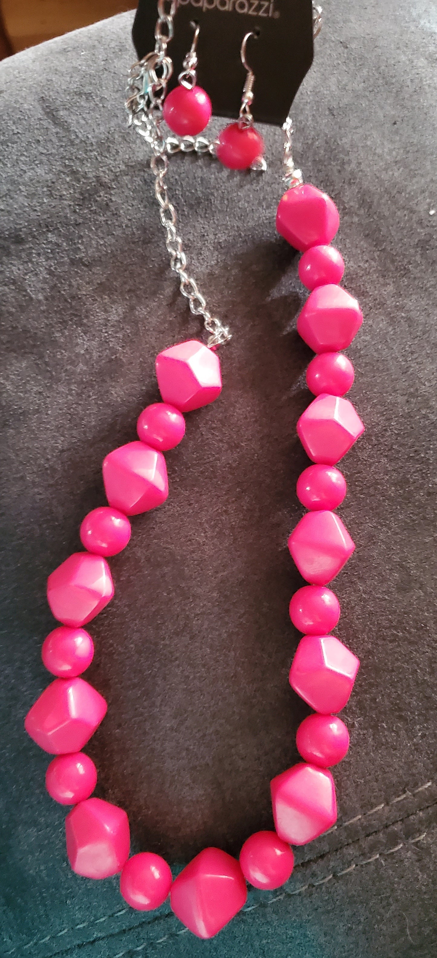 rocky pink short necklace