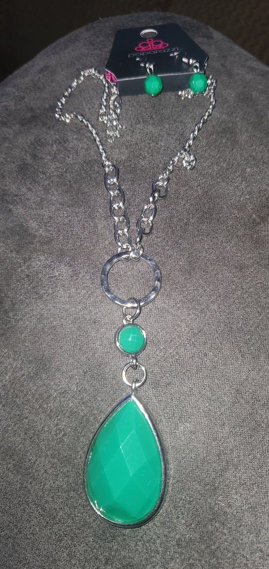 hammered green teardrops short necklace