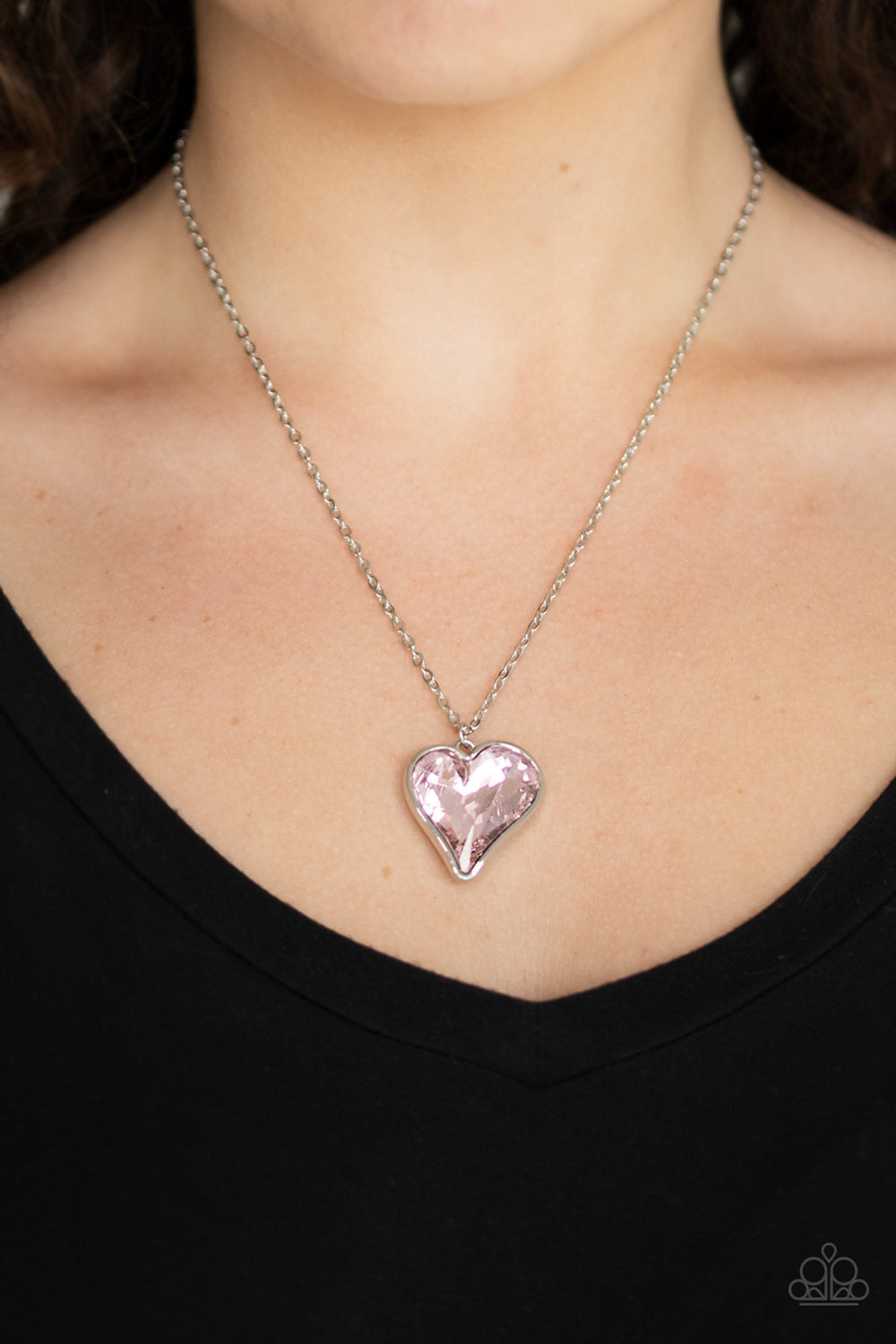 Fluttering iridescent pink heart short necklace