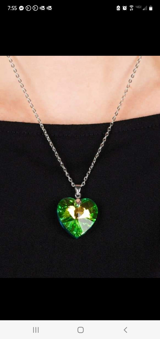 Green oil  short heart necklace