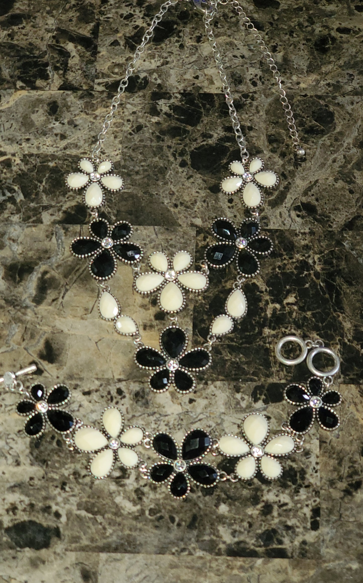 Classic black and white necklace bracelet set