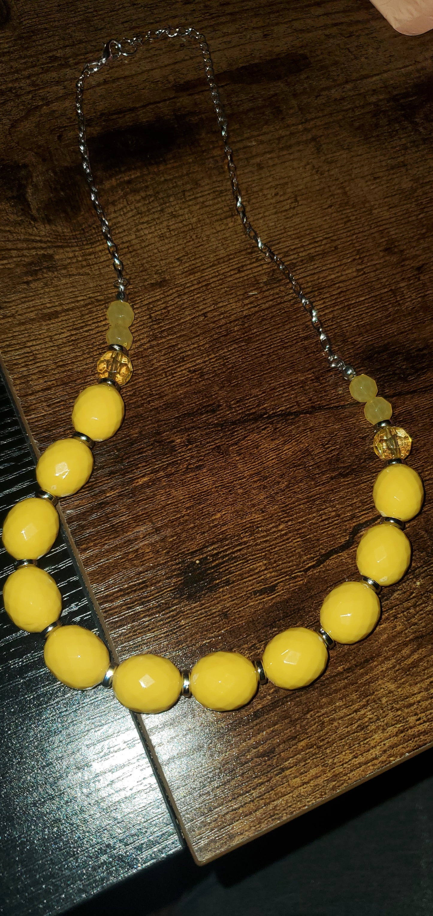 Single yellow short necklace