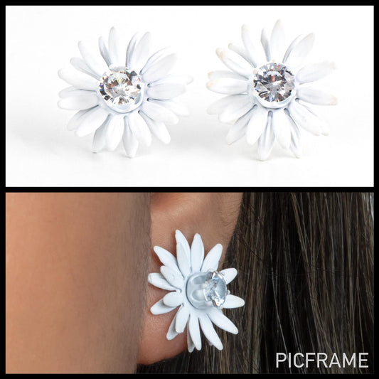 Sunshiny DAIS-y - White stud post earrings