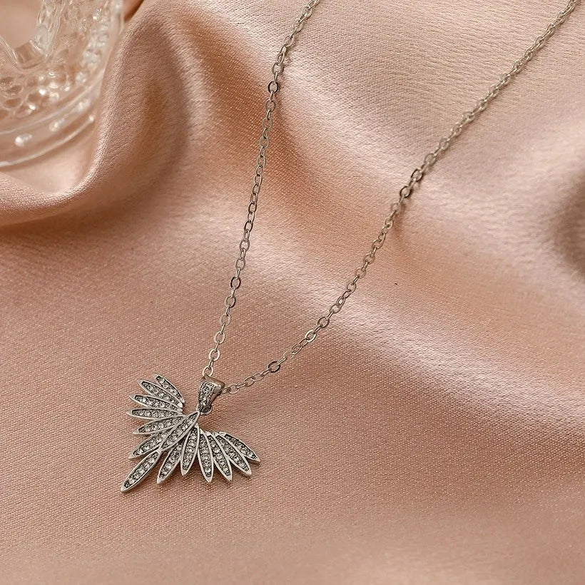 Angel wings white short necklace