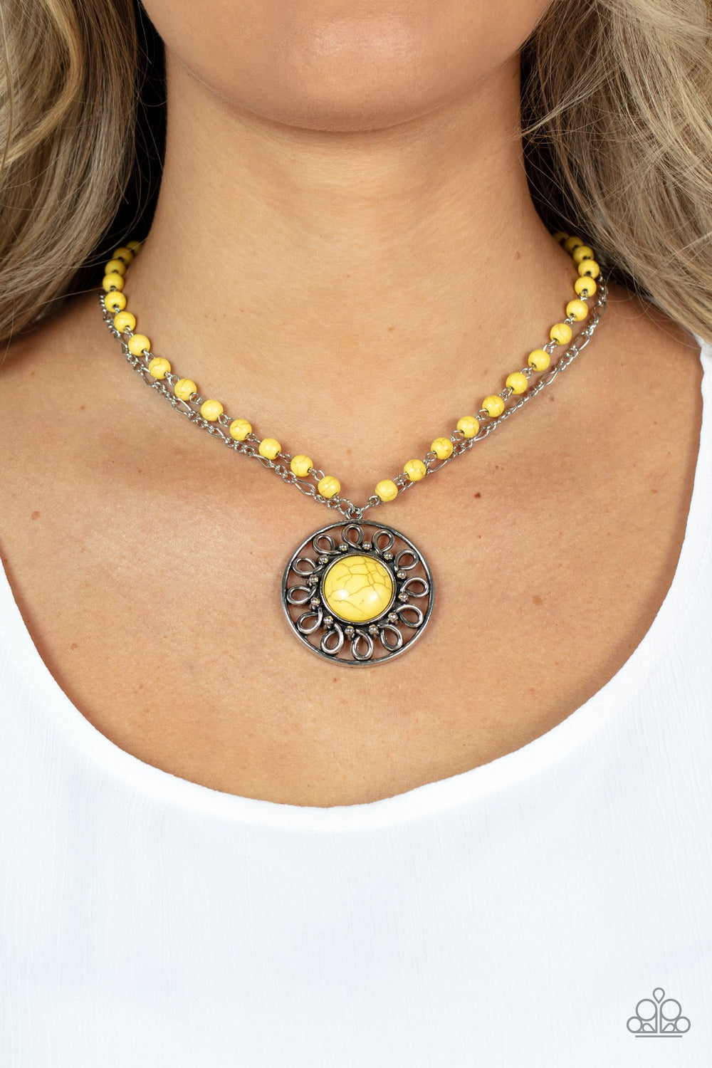 Sahara suburb yellow short necklace