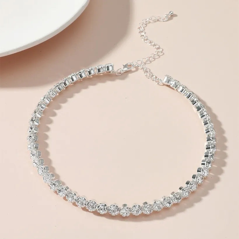 Sweet and lovely short white necklace