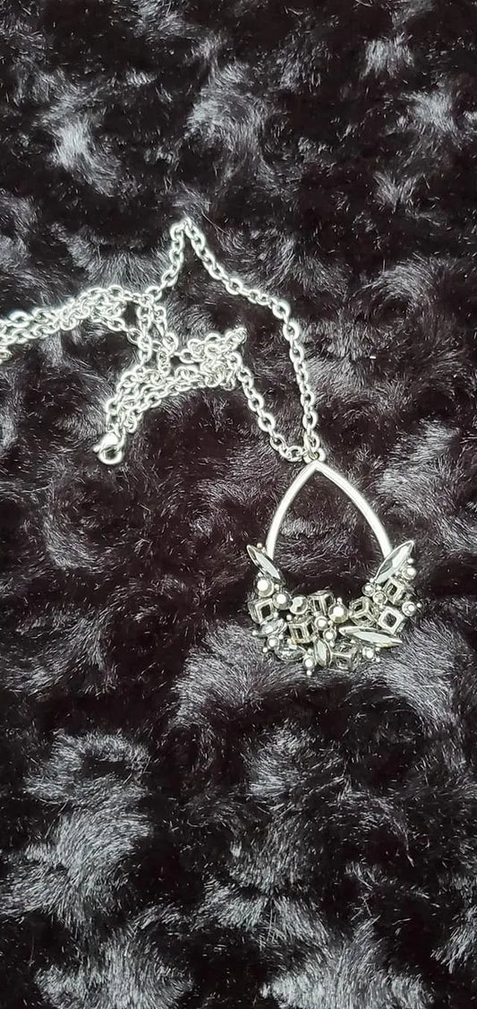 Red carpet silver short necklace