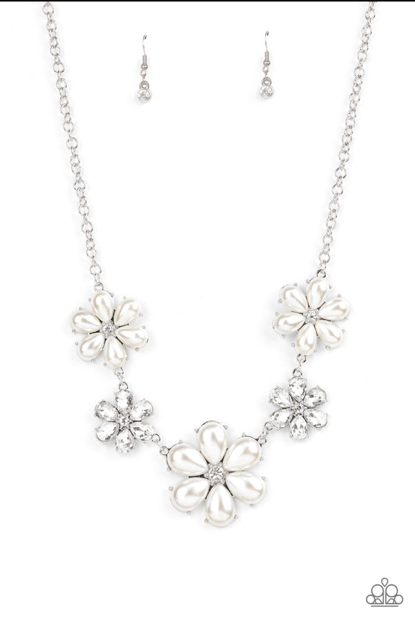 Fiercely Flowering white short necklace