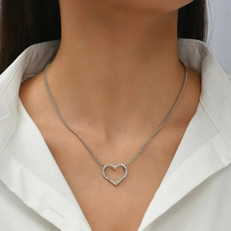 Hollow heart white short necklace