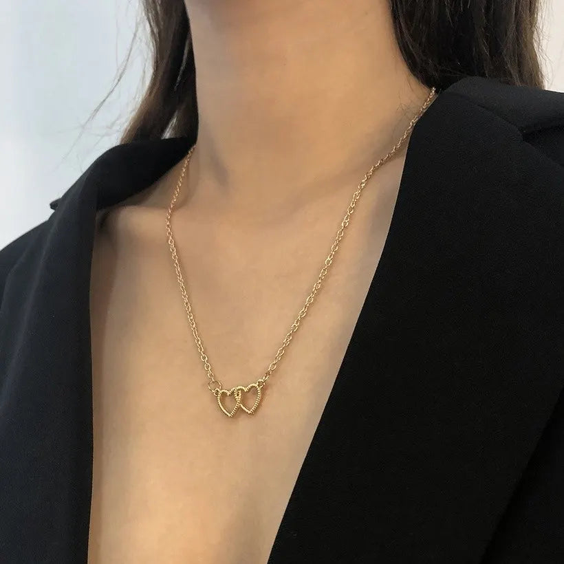 French kiss short silver necklace
