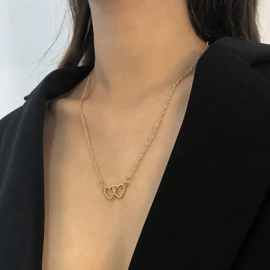 French kiss short silver necklace