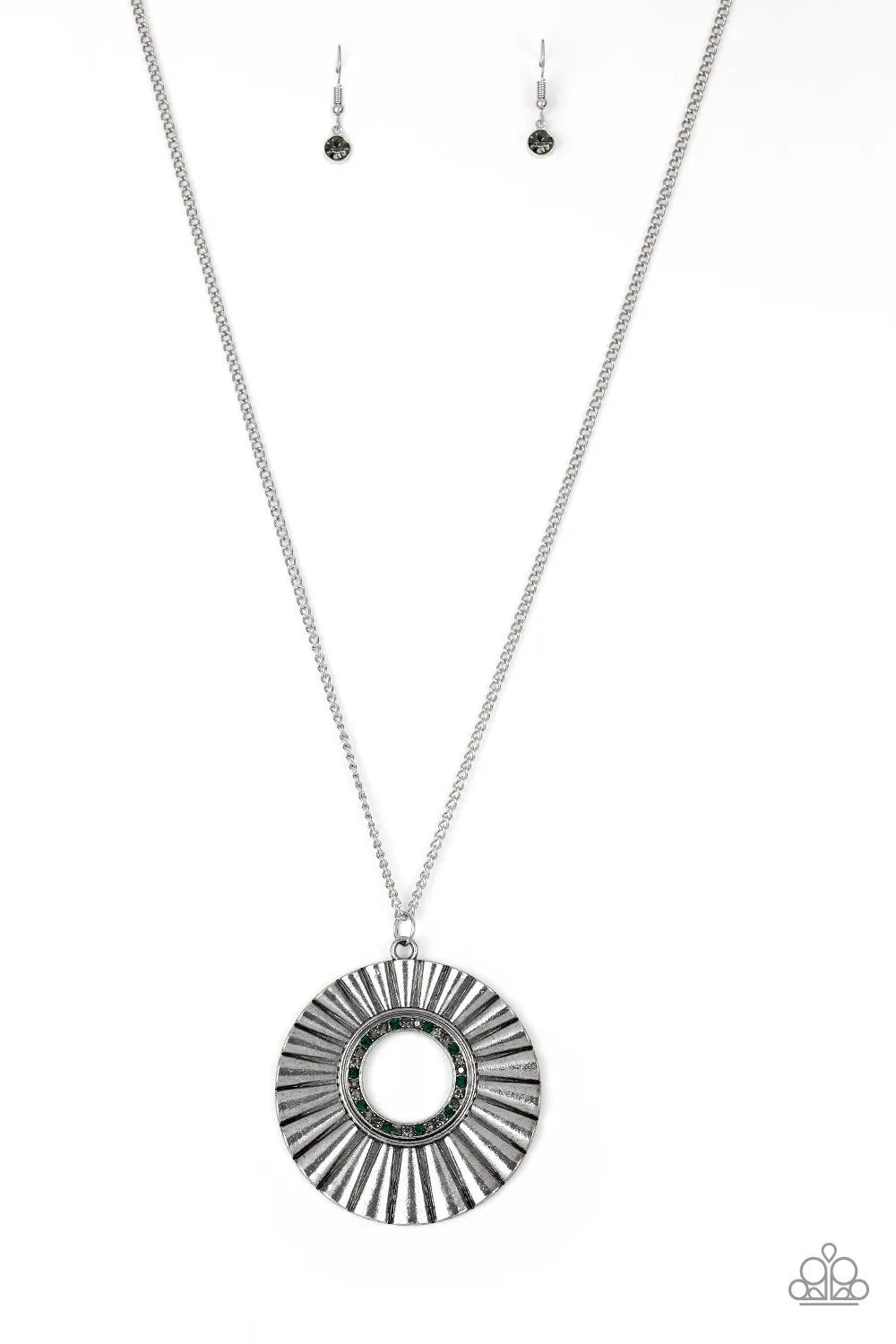 Chicly Centered green  necklace long papa