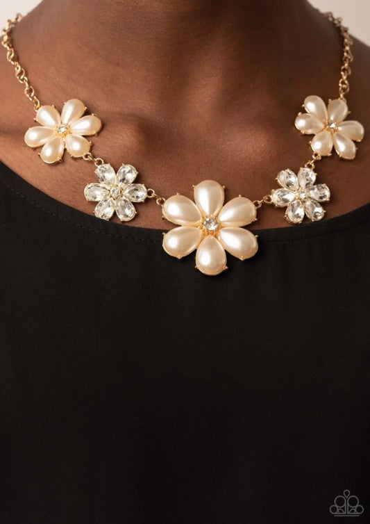 Fiercely Flowering white short necklace