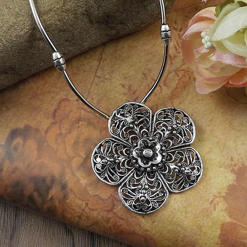 Roses short silver necklace