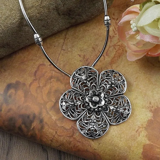 Roses short silver necklace