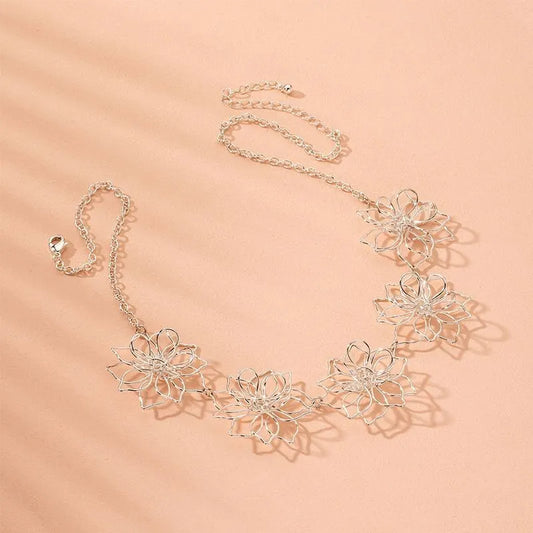 A bust of flowers short necklace	0590